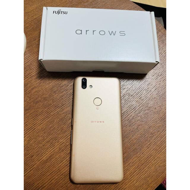 富士通(フジツウ)のarrows RX 32GB ゴールド SIMフリー スマホ/家電/カメラのスマートフォン/携帯電話(スマートフォン本体)の商品写真