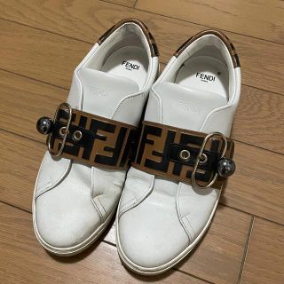 FENDI - FENDI シグネチャーホワイトレザースニーカーの通販 by ...