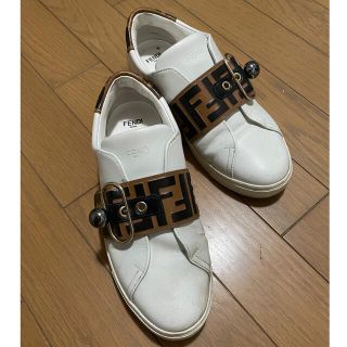 FENDI - FENDI シグネチャーホワイトレザースニーカーの通販 by ...