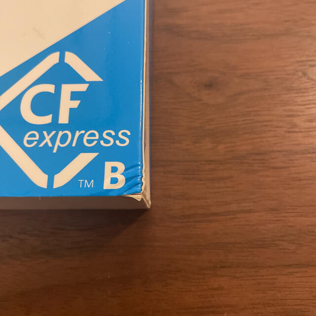 CFexpress Type B 256GB JN4NN カードリーダー付き スマホ/家電/カメラのカメラ(ミラーレス一眼)の商品写真