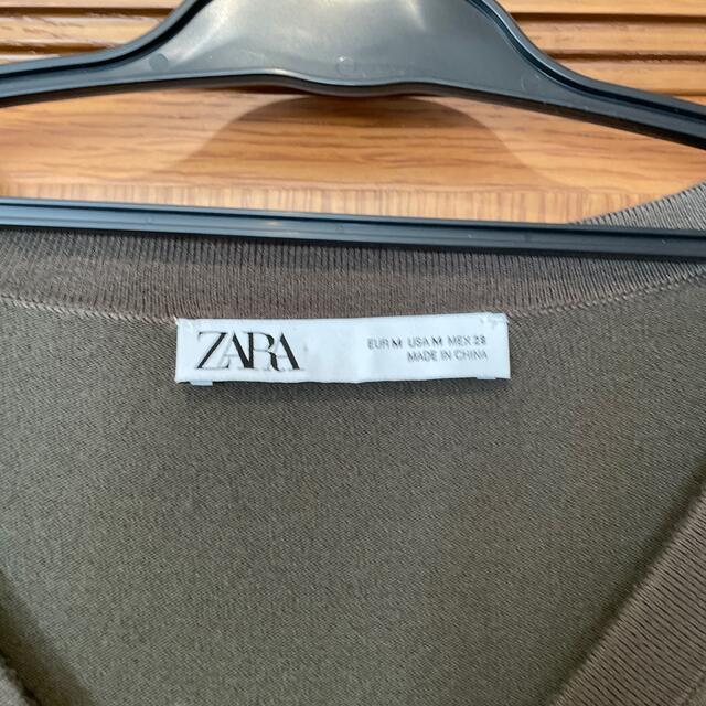 ZARA(ザラ)のzaraザラ金ボタン付きVネックニット レディースのトップス(ニット/セーター)の商品写真