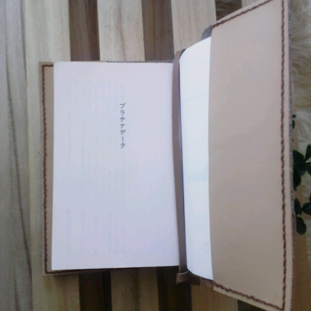 文庫本　革で作ったブックカバー　しおり付き　送料込み ハンドメイドの文具/ステーショナリー(ブックカバー)の商品写真
