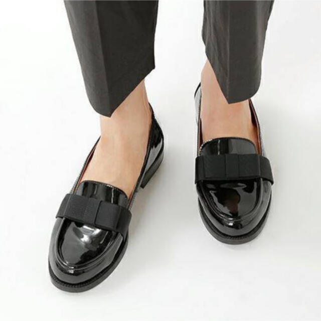 DIEGO BELLINI(ディエゴベリーニ)のDIEGO BELLINI エナメル　リボンシューズ　ブラック レディースの靴/シューズ(ローファー/革靴)の商品写真