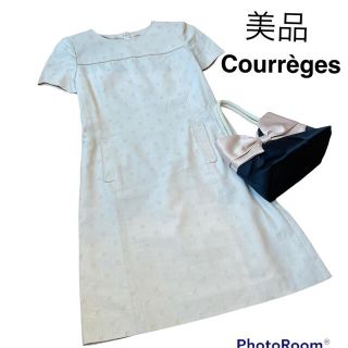 クレージュ(Courreges)の未使用品　クレージュ　総ロゴ　ワンピース　膝丈　上品　ベージュ(ひざ丈ワンピース)