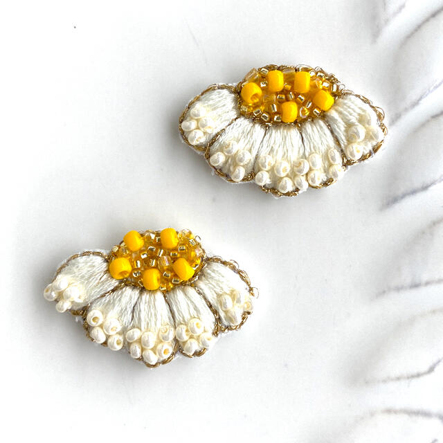 No.14 ハンドメイド 刺繍 ビーズ ピアス イヤリング 花 ガーベラ 白 ハンドメイドのアクセサリー(イヤリング)の商品写真