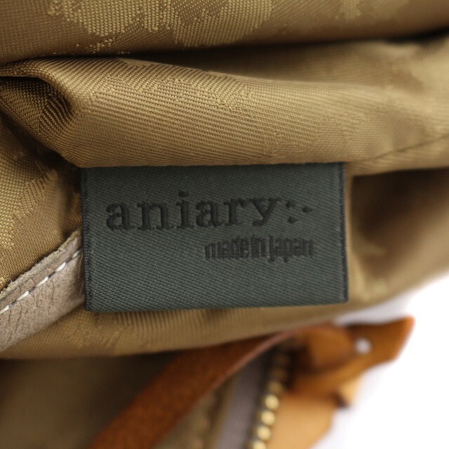 aniary(アニアリ)のアニアリ aniary ワンショルダーバッグ クロコ型押し レザー べージュ メンズのバッグ(ショルダーバッグ)の商品写真