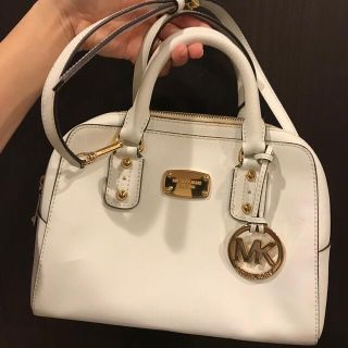 マイケルコース(Michael Kors)のマイケルコース　白　ハンドバッグ(ハンドバッグ)