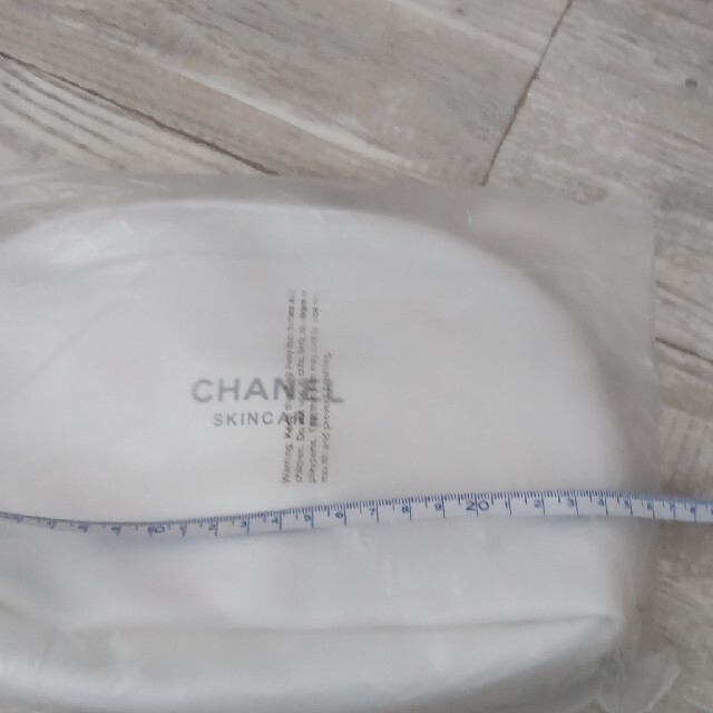 CHANEL(シャネル)の難あり　CHANEL正規コスメのノベルティの白エナメルポーチ レディースのファッション小物(ポーチ)の商品写真