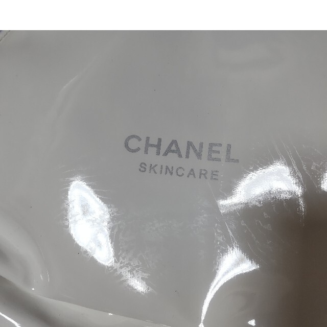 CHANEL(シャネル)の難あり　CHANEL正規コスメのノベルティの白エナメルポーチ レディースのファッション小物(ポーチ)の商品写真