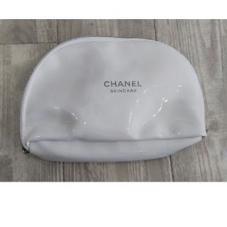 シャネル(CHANEL)の難あり　CHANEL正規コスメのノベルティの白エナメルポーチ(ポーチ)