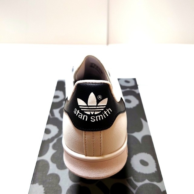adidas(アディダス)のアディダス マリメッコ スタンスミス スニーカー 新品 花柄 adidas 黒 メンズの靴/シューズ(スニーカー)の商品写真