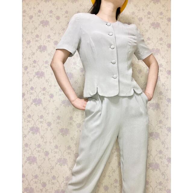 60年代のレトロなシルクセットアップ