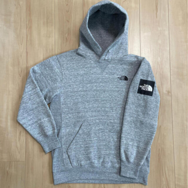 THE NORTH FACE(ザノースフェイス)の美品 ノースフェイス スクエアロゴフーディー メンズのトップス(パーカー)の商品写真