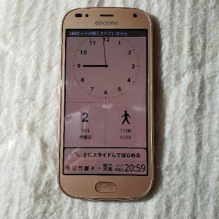 エヌティティドコモ(NTTdocomo)のらくらくスマートフォン　me F-01L　ゴールド(スマートフォン本体)