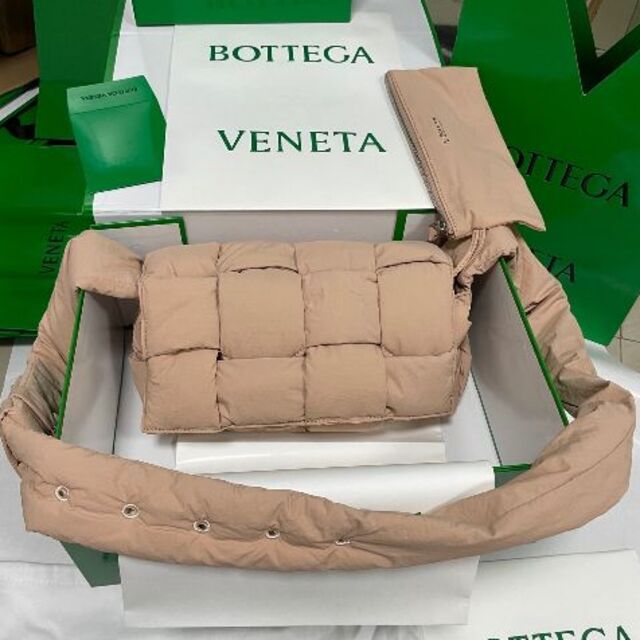 Bottega Veneta(ボッテガヴェネタ)のBottega veneta ザパデットテックカセット レディースのバッグ(ショルダーバッグ)の商品写真