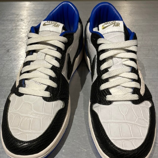 NIKE(ナイキ)のTHE SHOE SURGEON Travis Jordan 1 Low メンズの靴/シューズ(スニーカー)の商品写真