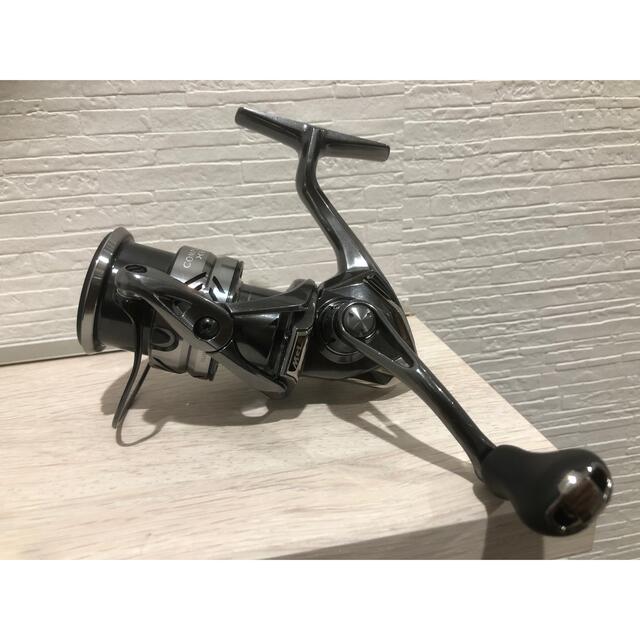 SHIMANO(シマノ)の21コンプレックスXR 2500HG F6 試投のみ　リールスタンド付き スポーツ/アウトドアのフィッシング(リール)の商品写真