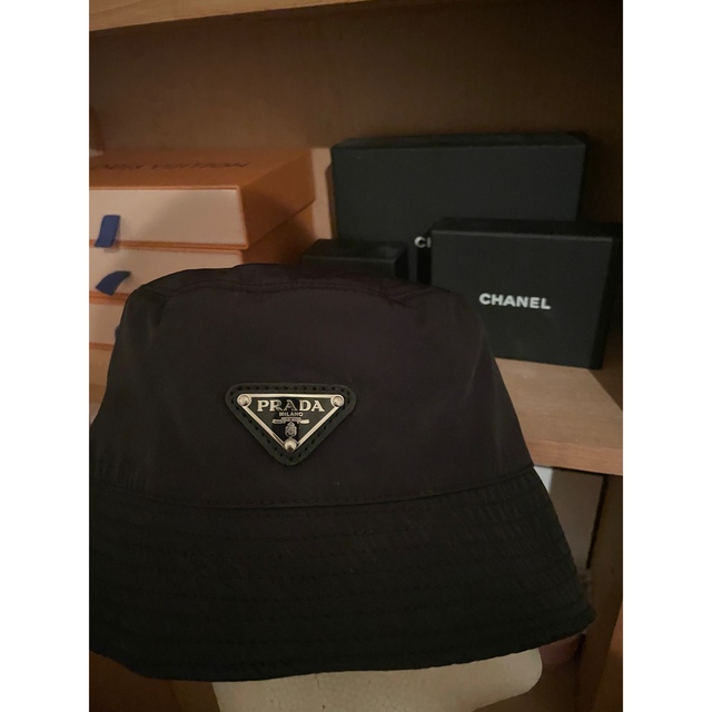 PRADA(プラダ)のPRADA　プラダ　ロゴ バケットハット　ブラック　帽子　黒 レディースの帽子(ハット)の商品写真