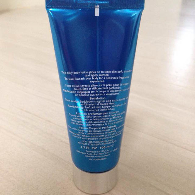 Elizabeth Arden(エリザベスアーデン)のエリザベスアーデン【新品】香水ボディローション コスメ/美容のボディケア(ボディローション/ミルク)の商品写真