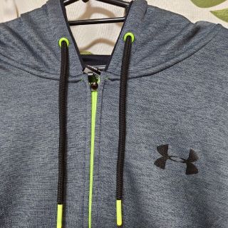 アンダーアーマー(UNDER ARMOUR)のUNDER ARMOURパーカー裏起毛　背面ロゴ光反射　サイズMグレー(パーカー)