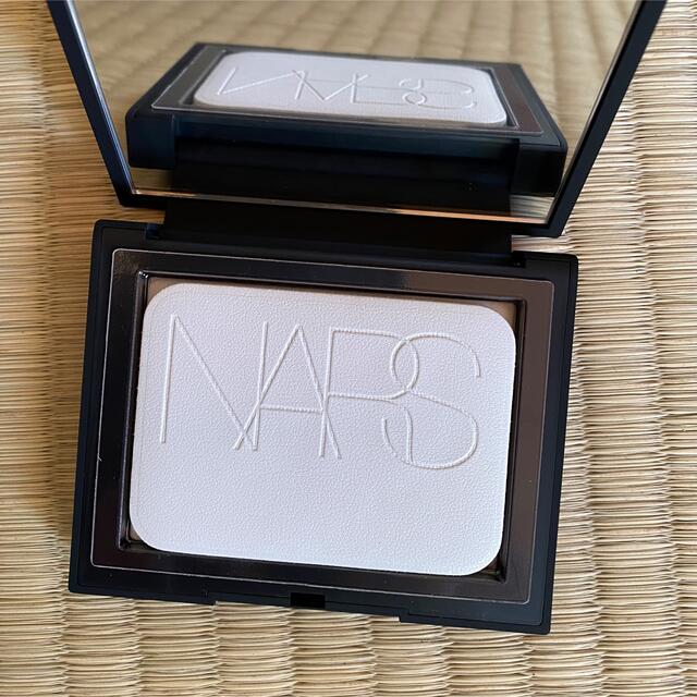 NARS(ナーズ)のNARS ライトリフレクティングセッティングパウダー プレスト N コスメ/美容のベースメイク/化粧品(フェイスパウダー)の商品写真