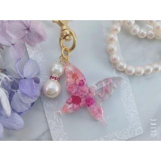 N♡現品販売です♡お花いっぱい蝶々のぷっくりイニシャルキーホルダー(キーホルダー/ストラップ)