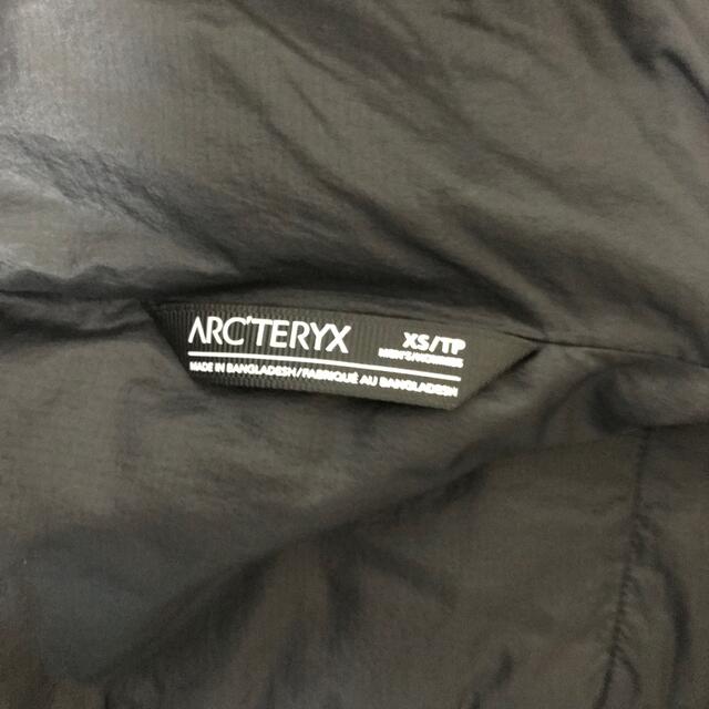 ARC'TERYX(アークテリクス)のアークテリクス　アトムLT メンズXS ブラック　マウンテンパーカ メンズのジャケット/アウター(マウンテンパーカー)の商品写真