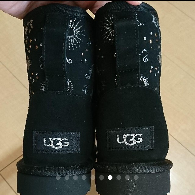 UGG(アグ)の新品 星座 CLASSIC MINI ZODIAC クラシックミニブーツ レディースの靴/シューズ(ブーツ)の商品写真