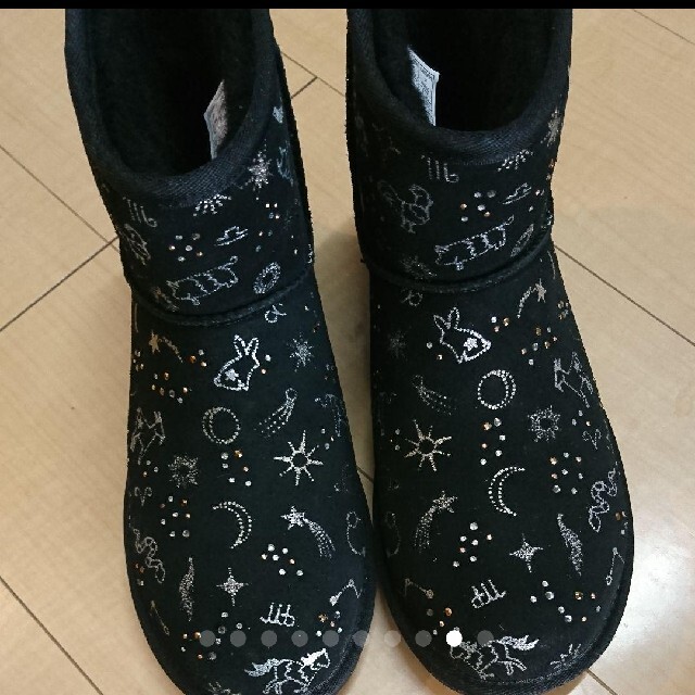 UGG(アグ)の新品 星座 CLASSIC MINI ZODIAC クラシックミニブーツ レディースの靴/シューズ(ブーツ)の商品写真