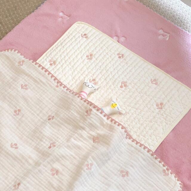 さくらんぼピンク刺繍　韓国イブル ベビー おむつ替えマット／45×70cm キッズ/ベビー/マタニティのおむつ/トイレ用品(おむつ替えマット)の商品写真