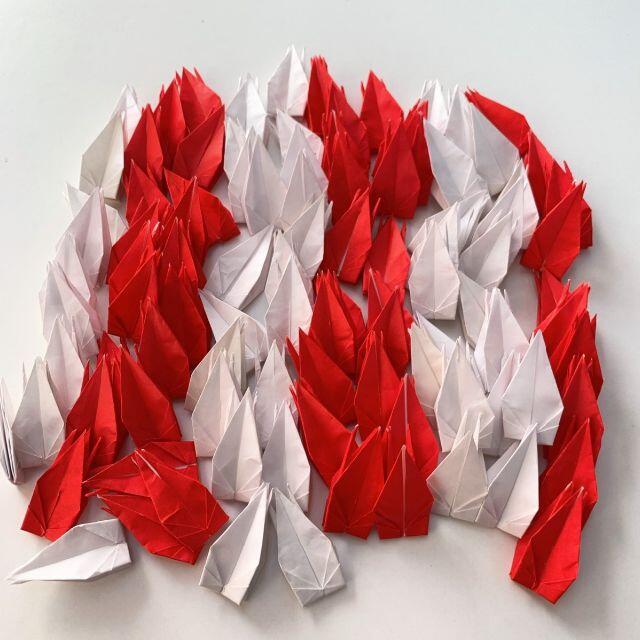 紅白 鶴 折り紙 100羽セット ハンドメイド ハンドメイドの素材/材料(型紙/パターン)の商品写真