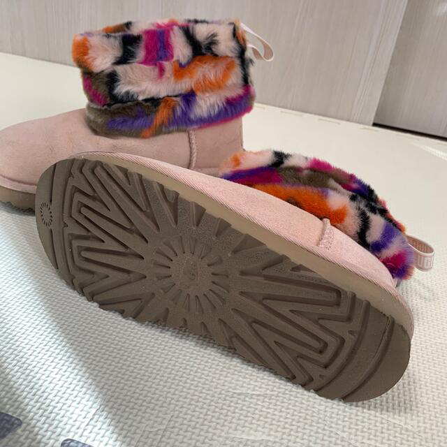 UGG(アグ)の【美品】UGG ピンク♡　レアなフラッフ ミニ キルテッド ブーツ レディースの靴/シューズ(ブーツ)の商品写真