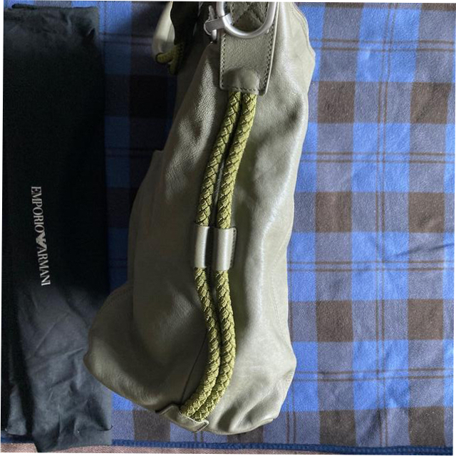 Emporio Armani(エンポリオアルマーニ)の伊製エンポリオアルマーニ本革大型ショルダーバッグモスグリーン色美品13. 2万円 レディースのバッグ(ショルダーバッグ)の商品写真