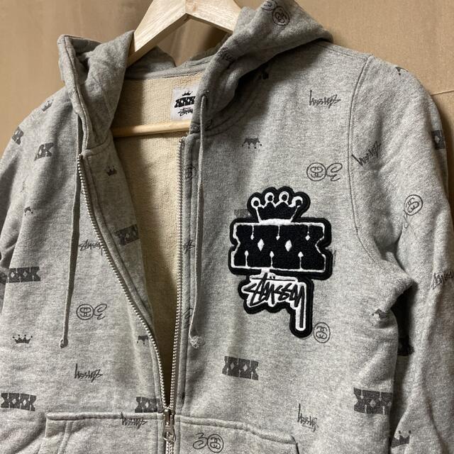 STUSSY(ステューシー)のステューシー 30周年　パーカー レディースのトップス(パーカー)の商品写真