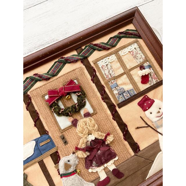 マニー　クリスマスリースをかける女の子のコラージュ ハンドメイドのインテリア/家具(インテリア雑貨)の商品写真