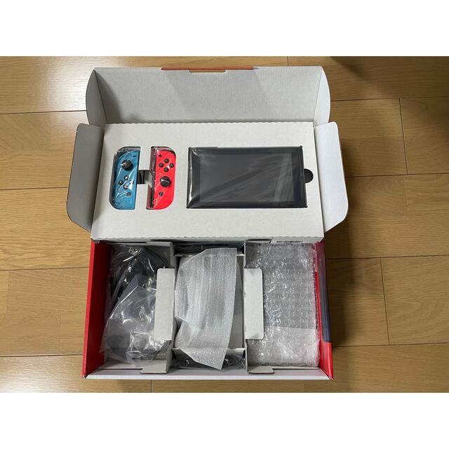 Nintendo Switch(ニンテンドースイッチ)の任天堂スイッチ　Switch JOY-CON(L) ブルー/(R) レッド エンタメ/ホビーのゲームソフト/ゲーム機本体(家庭用ゲーム機本体)の商品写真