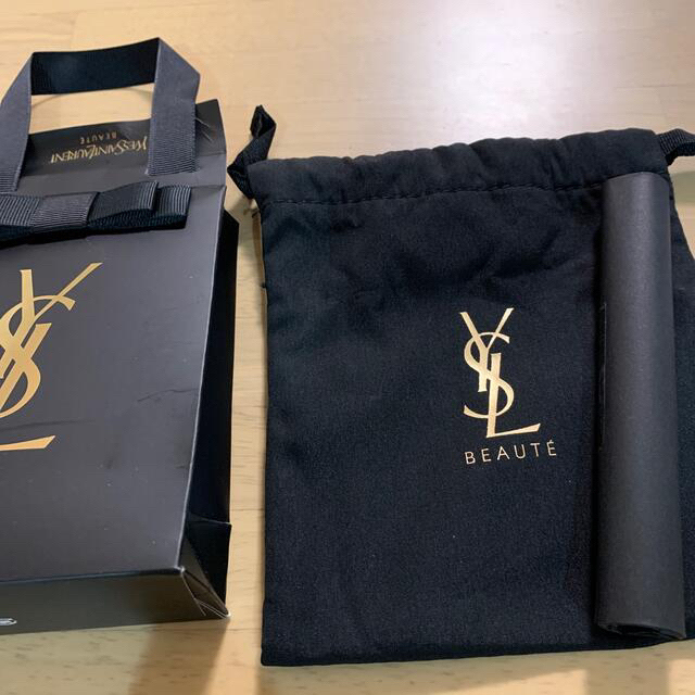 Yves Saint Laurent Beaute(イヴサンローランボーテ)のYSL リブレ オーデパルファム・巾着ポーチ黒 ハンドメイドのファッション小物(ポーチ)の商品写真
