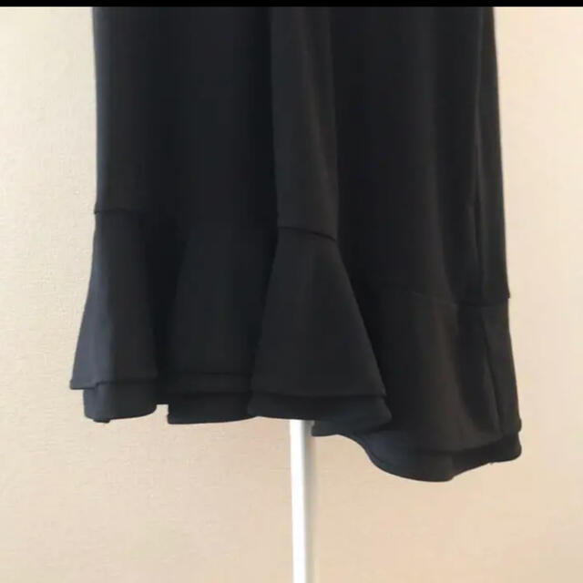 ZARA(ザラ)の【ザラZARA】フリル付きミニワンピース　アシンメトリー　膝丈ワンピース レディースのワンピース(ひざ丈ワンピース)の商品写真