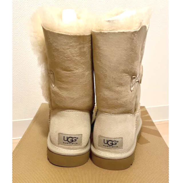 ムートンブーツ専用　新品　UGG ムートンブーツ クラシック ベイリーボタン　23cm サンド