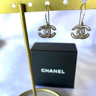 シャネル(CHANEL)の【稀少正規品】シャネル　CHANEL  フックピアス　シルバー　ココマーク CC(ピアス)