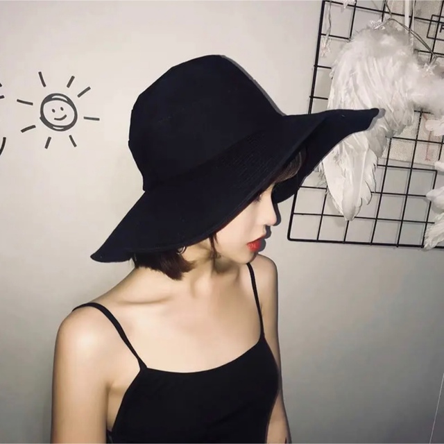 韓国レディースつば広ハット 防風紐付き 無地黒帽子 秋冬四節対応 撮影写真女優帽 韓国レディースつば広ハット 防風紐付き 無地黒帽子 秋冬四節対応 撮影写真女優帽