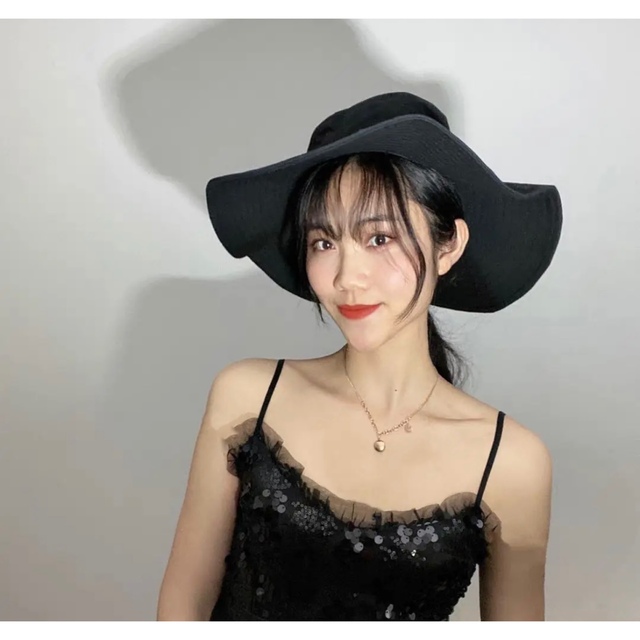 韓国レディースつば広ハット 防風紐付き 無地黒帽子 秋冬四節対応 撮影写真女優帽 韓国レディースつば広ハット 防風紐付き 無地黒帽子 秋冬四節対応 撮影写真女優帽