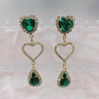 ザラ(ZARA)のグリーンハート💚ビジューピアス(ピアス)