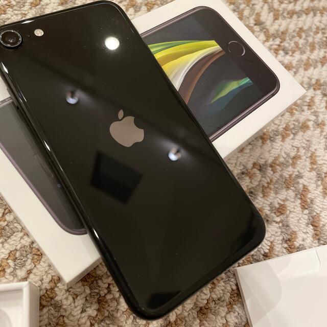Apple(アップル)の美品　アップル iPhoneSE 第2世代 64GB ブラック スマホ/家電/カメラのスマートフォン/携帯電話(スマートフォン本体)の商品写真