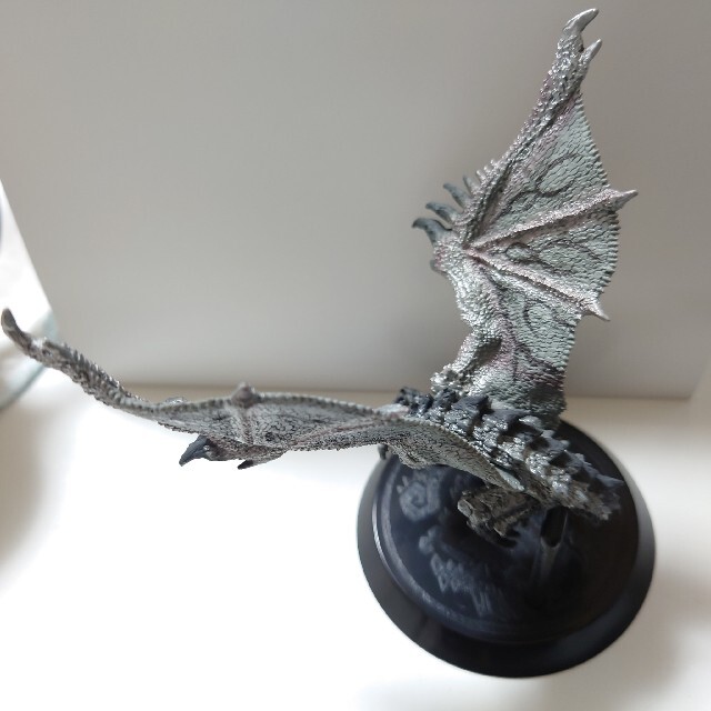 CAPCOM - モンスターハンター リオレウス希少種 銀レウス フィギュアの