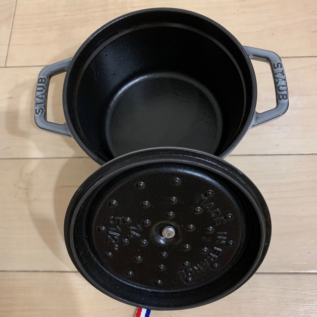 STAUB(ストウブ)の【美品】staub  ピコ ココット ラウンド グレー 14cm   IH対応  インテリア/住まい/日用品のキッチン/食器(鍋/フライパン)の商品写真