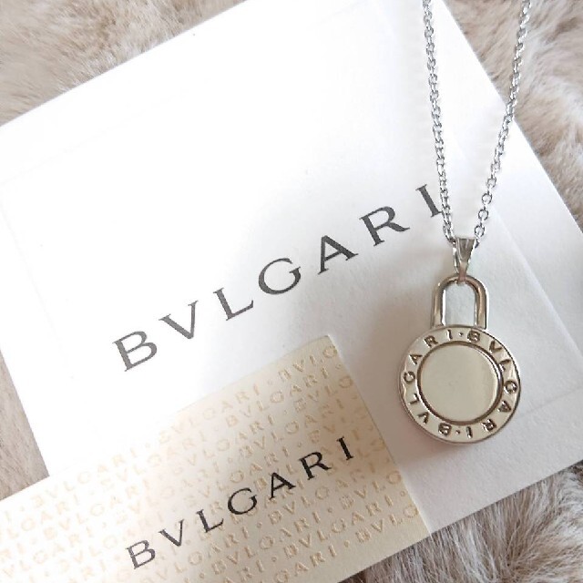 BVLGARI(ブルガリ)の【正規 未使用】BVLGARI ロゴ刻印 シルバーチャーム ネックレスペンダント メンズのアクセサリー(ネックレス)の商品写真