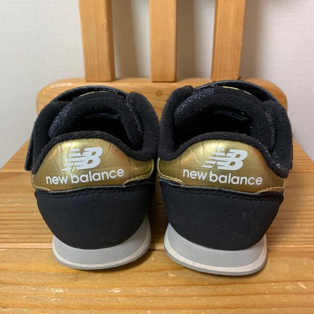 New Balance(ニューバランス)のニューバランス スニーカー ブラック×ゴールド 18cm キッズ/ベビー/マタニティのキッズ靴/シューズ(15cm~)(スニーカー)の商品写真