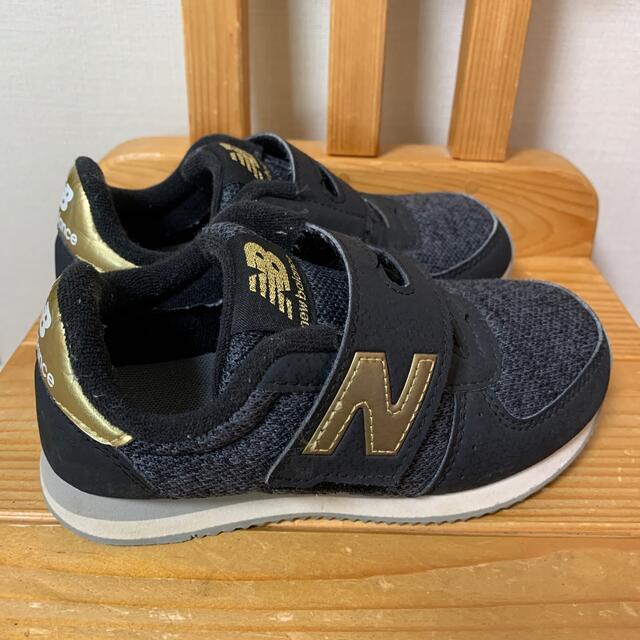 New Balance(ニューバランス)のニューバランス スニーカー ブラック×ゴールド 18cm キッズ/ベビー/マタニティのキッズ靴/シューズ(15cm~)(スニーカー)の商品写真