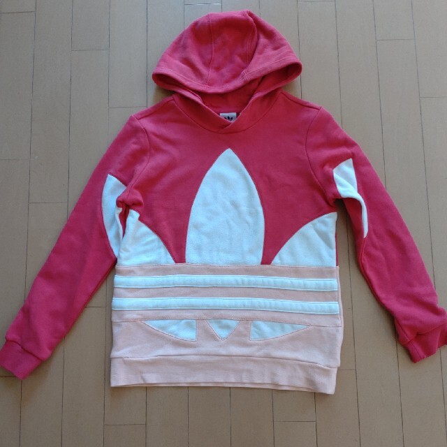 adidas(アディダス)のアディダス　パーカー　150 キッズ/ベビー/マタニティのキッズ服女の子用(90cm~)(ジャケット/上着)の商品写真